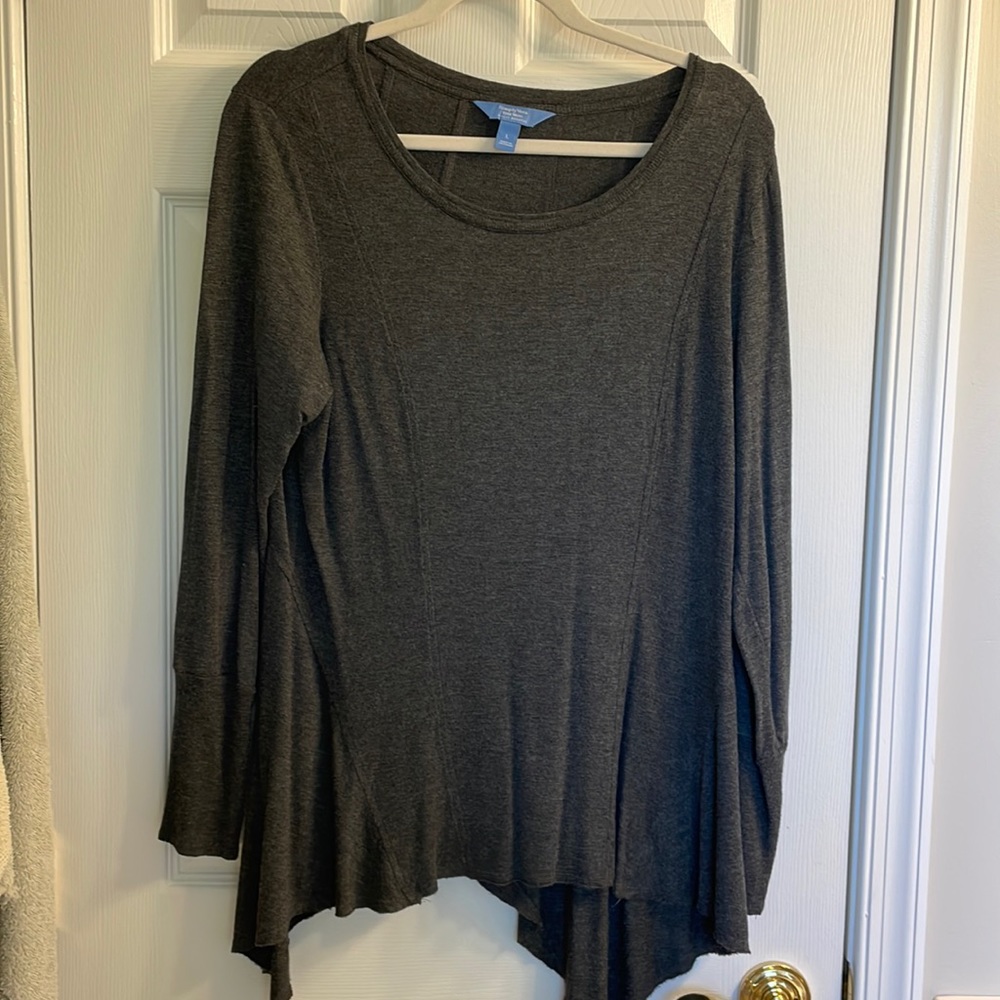 Long sleeve handkerchief bottom long ribbed top.